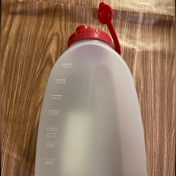 Rubbermaid, Flexible 2qt/1L Red Top & Frosted Clear Container with indented grip - Picture 4 of 14